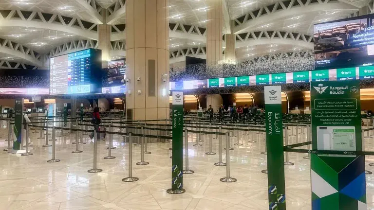 12 قتيلا و309 مصابين باعتداء على مطار الرياض