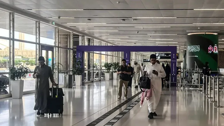 السعودية تعلق العمليات بمطار الرياض وترمب يلوح بضرب الحوثيين