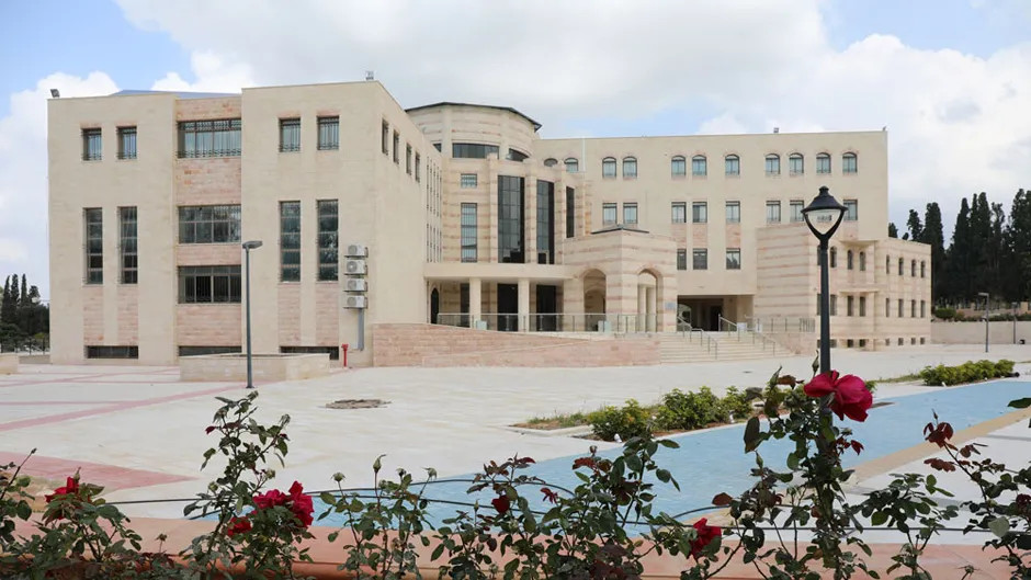 احتجاجاً على التمييز.. مجلس طلبة خضوري يعلق فعاليات التسجيل
